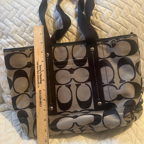 Coach purse. Like new - Picture 4 of 6